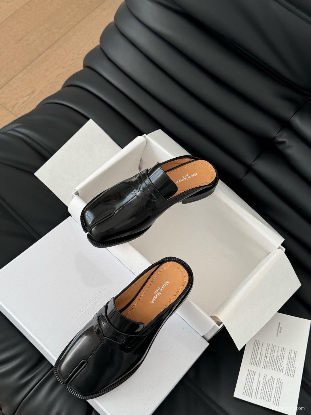 2025 Women MM6 Black Leather Tabi Loafers